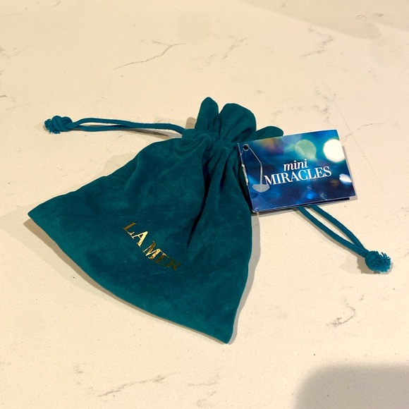 La Mer Velvet Travel Drawstring Cosmetic Bag - Picture 2 of 2